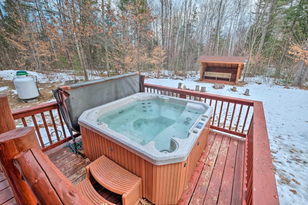 Villa Secluded Johnsburg Retreat With Hot Tub And Fire Pit Extérieur photo